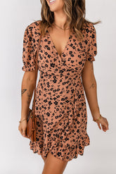 Robe fleurie à volants et ourlet noué au dos